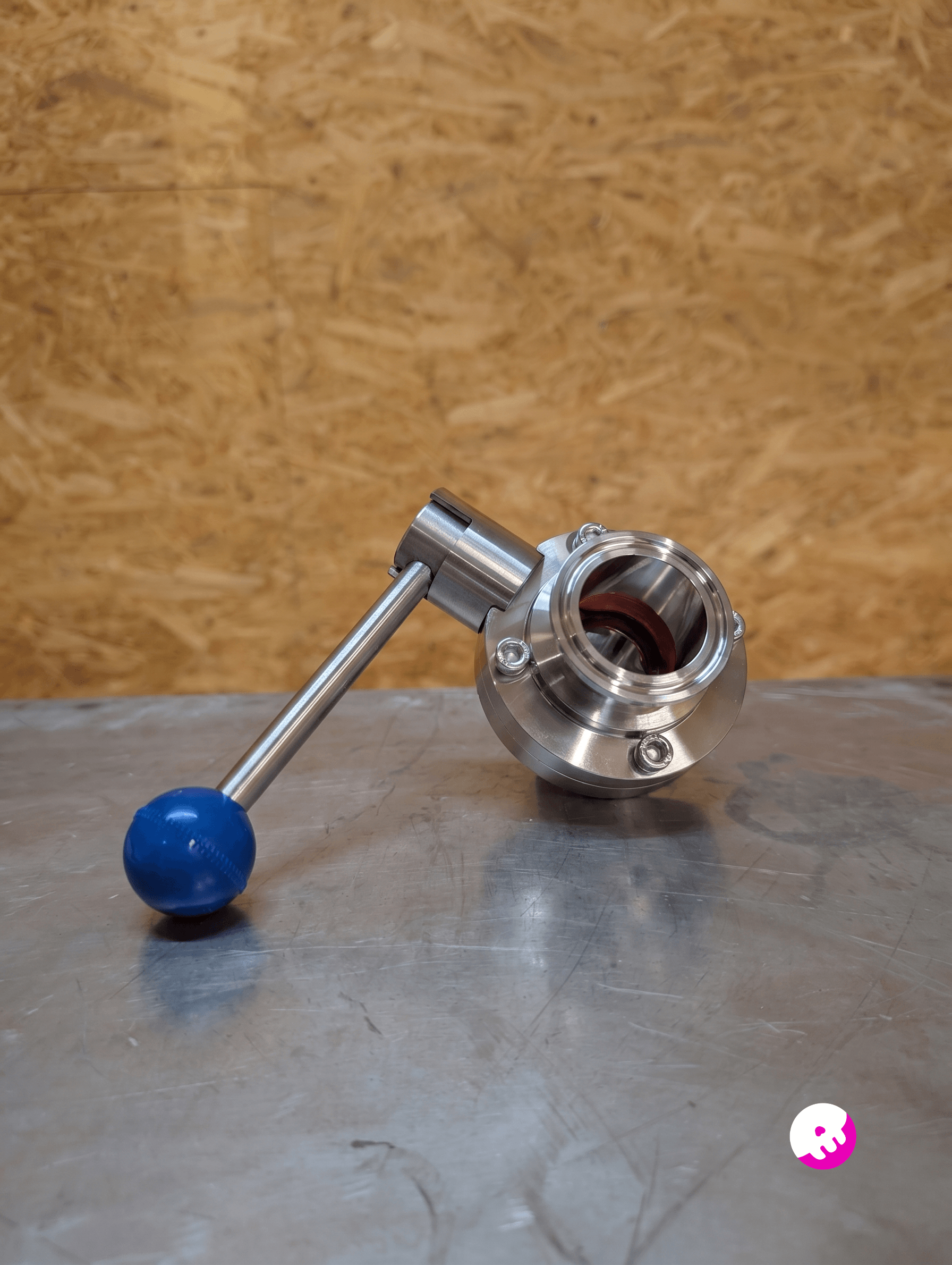 Massives Edelstahl Scheibenventil (Butterfly Valve) mit blauem Griff und hygienischem Tri-Clamp Anschluss für den 500L Craft Beer Fermenter.